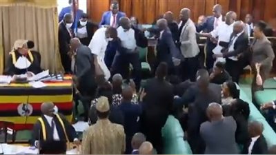 بسبب القهوة، مشاجرة بالأيدي داخل برلمان أوغندا (فيديو)