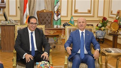 رئيس جامعة القاهرة يستقبل رئيس مجلس التعليم العالي التركي