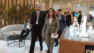 منال عوض ومحافظ سوهاج يشهدان جلسة برنامج التنمية المحلية بصعيد مصر 