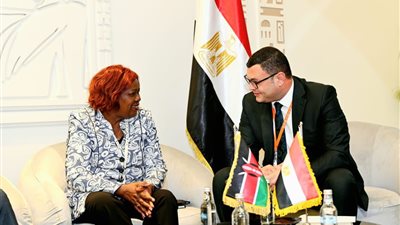 وزير الإسكان يعرض التجربة العمرانية المصرية على نظيرته الكينية 