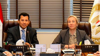 وزيرا البيئة والرياضة يناقشان استعدادات مشاركة وفد الشباب المصرى بمفاوضات مؤتمر المناخ 29 (صور)