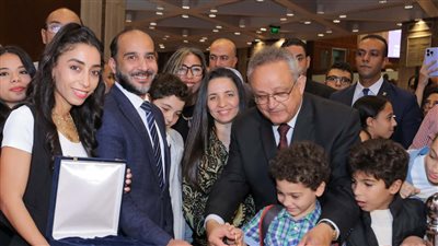 مدير مكتبة الإسكندرية يفتتح معرضين فنيين في احتفالية مدرسة الفنون 