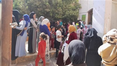 تنظيم قافلة طبية بقرية العدر بأسيوط لتقديم الخدمات الطبية والعلاج مجانا (صور)