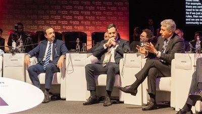 وزير السياحة يناقش سبل الاستفادة من إمكانيات الذكاء الاصطناعي في تحسين تجارب السفر