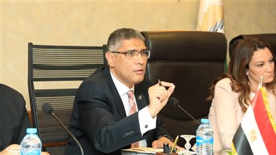 محافظ الجيزة: تخصيص شباك محدد لاستخراج رخص المحال العامة بالمراكز التكنولوجية (صور)