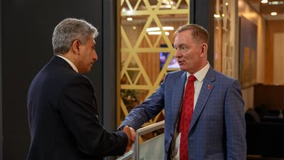 وزير السياحة والآثار يلتقي وزير الدولة للصناعات الابتكارية والفنون والسياحة بالمملكة المتحدة