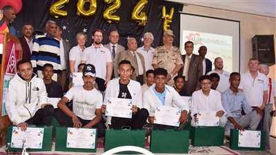 محافظ الأقصر يكرم طلاب الدفعة الـ10 بالقسم الألماني بمدرسة الثانوية الصناعية (صور)