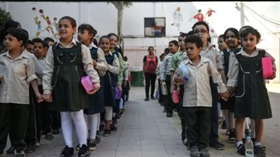 والدة تلميذ تتهم معلمة بضرب ابنها على وجهه بالعصا 