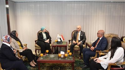 رئيس جامعة عين شمس يستقبل ممثلى اتفاقية جامعة شيكاغو وكلية التجارة 