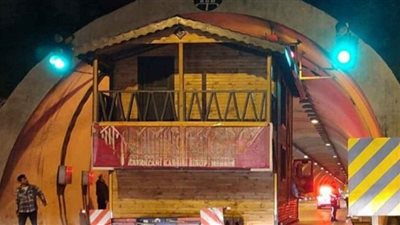 منزل متنقل يغلق نفقًا حيويًا للسيارات في تركيا (فيديو)