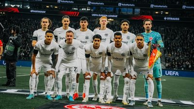 بمشاركة مرموش، فرانكفورت يتقدم على بريمن 0/1  في الشوط الأول