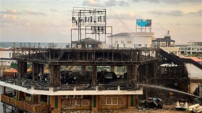 الكافيه اتفحم، السيطرة على حريق بمقهى على كورنيش الإسكندرية (صور)