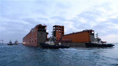 أسامة ربيع: نجاح عبور الحوض العائم DOURADO في أكبر عملية مرور بقناة السويس (صور)