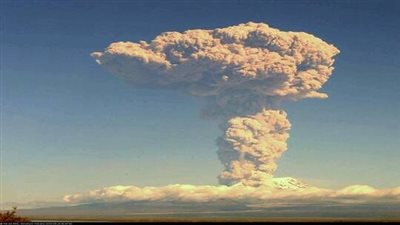 بركان شيفيلوتش الروسي يقذف الرماد إلى أكثر من 8 كيلومترات 