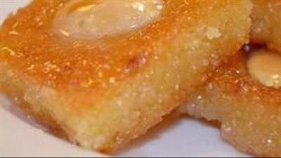 طريقة عمل البسبوسة بالسميد، حلوى لذيذة وسريعة يوم الإجازة 