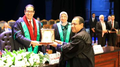 كلية الاقتصاد والعلوم السياسية بالقاهرة تكرم رئيس التنظيم والإدارة 