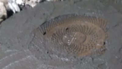 استجابة لشكاوى المواطنين، تركيب أغطية لبالوعات الصرف الصحي بمنطقة الشعراوي بأسيوط