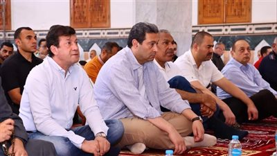 محافظ دمياط يؤدى صلاة الجمعة بمسجد أبي القاسم 