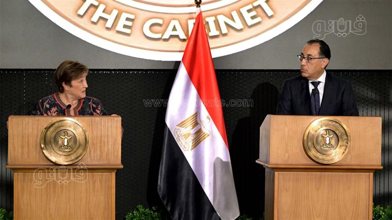 رئيس الوزراء مع مديرة