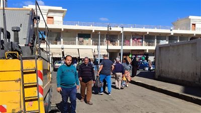 رئيس حى وسط الإسكندرية تتابع رفع إشغالات الباعة الجائلين بـ محطة مصر 