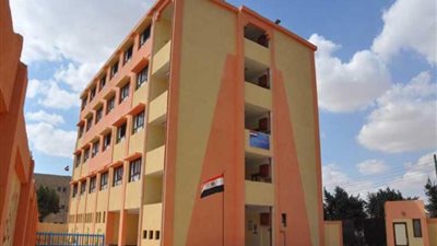 مسلسل أزمات المعلمين وأولياء الأمور عرض مستمر.. تفريغ كاميرات المراقبة بعد اعتداء مدرس على تلميذة بالخرطوم في الجيزة.. وشاب يطعن معلمًا في المنوفية (صور) 