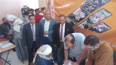 قافلة طب سوهاج تفحص قاع العين لـ243 مريض سكري ببني جميل 