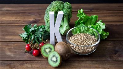 يقوي العظام ويدعم صحة القلب، تعرفي على الأطعمة الغنية بفيتامين ك