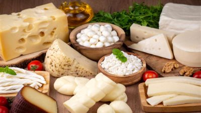 انخفاض 4 أنواع، تعرف على أسعار الجبن في الأسواق