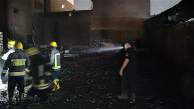 حريق يلتهم محتويات مخزن بكرداسة (صور)