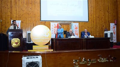 نقيب المهن التمثيلية محاضراََ بندوة تثقيفية عن دور الفن في بناء الإنسان بجامعة سوهاج