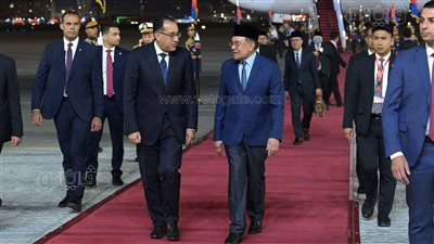 مدبولي يستقبل رئيس وزراء ماليزيا بمطار القاهرة الدولي