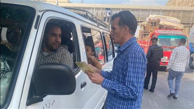 ضبط ميكروباصات بتهمة تقطيع خط السير وعدم الالتزام بالأجرة المحددة في الجيزة (صور)