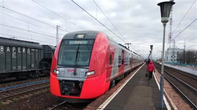 مقطع مرعب، قطار يدهس فتاة وتخرج من تحت عجلاته بخدش بسيط (فيديو) 