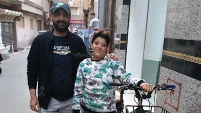 بدون أب وأم، عمار شاب ساعده أهل الخير وأنقذوه من الضياع بدراجة (فيديو)