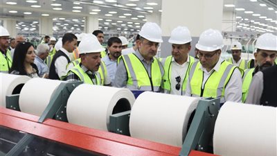 وزير قطاع الأعمال يتفقد تجارب تشغيل مصنع 