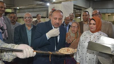 نائب رئيس جامعة الأزهر للوجه القبلي يتذوق طعام المدينة الجامعية للطالبات بأسيوط (صور) 