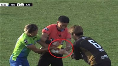 لقطة طريفة، لاعبان يساعدان الحكم في إخراج بطاقة عنيدة (فيديو)