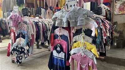 ملابس الشتاء للأطفال بوكالة البلح.. الأسعار تبدأ من 35 جنيهًا.. تخفيضات وعروض وتنوع في الموضات.. وإقبال كثيف على السويتشيرت (صور)