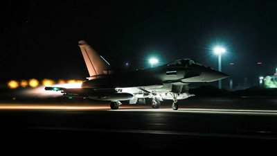 7 غارات أمريكية بريطانية على مواقع للحوثيين شمال اليمن