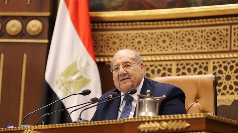 رئيس الشيوخ يرفع