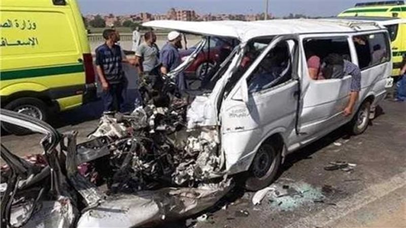 تصادم سيارتين بمحور