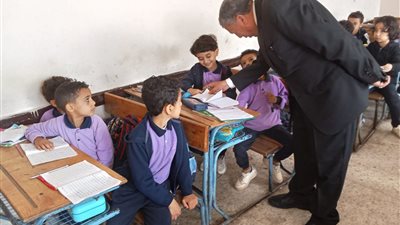 وكيل التعليم بالبحيرة يواصل جولاته الميدانية لمتابعة انتظام الطلاب بالمدارس