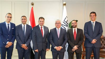 رئيس اقتصادية قناة السويس يشهد توقيع عقد مشروع شركة النيل لإعادة تدوير البلاستيك