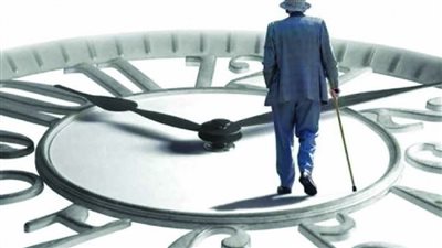 بعد سن التقاعد، تعرف على مزايا وعيوب التمديد للموظف في العمل 