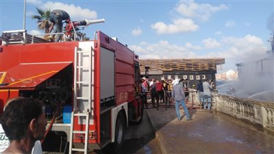 النيابة تعاين حريق فى مركب بلونايل بكورنيش المعادى