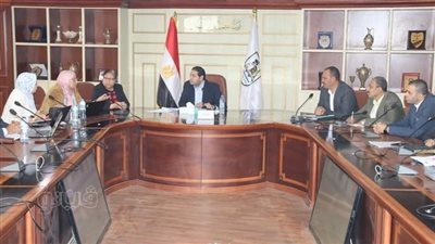 نائب محافظ بني سويف يناقش خطة تنفيذ مشروع مركز النباتات الطبية بسمسطا