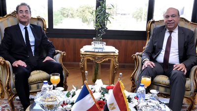 وزير الطيران المدني يلتقي سفير فرنسا بالقاهرة لبحث سبل تعزيز التعاون الثنائي