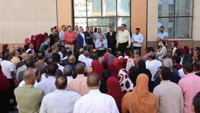 محافظ الوادي الجديد يلتقي العاملين بالعاصمة الإدارية الجديدة 