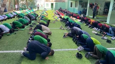 طلاب مدرسة ببني سويف يؤدون صلاة الظهر في جماعة وسط إشادة الأهالي