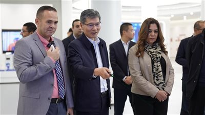 وزيرة التنمية المحلية ومحافظ الأقصر يزوران عددًا من الشركات الصينية المتخصصة في صناعة السيارات الكهربائية